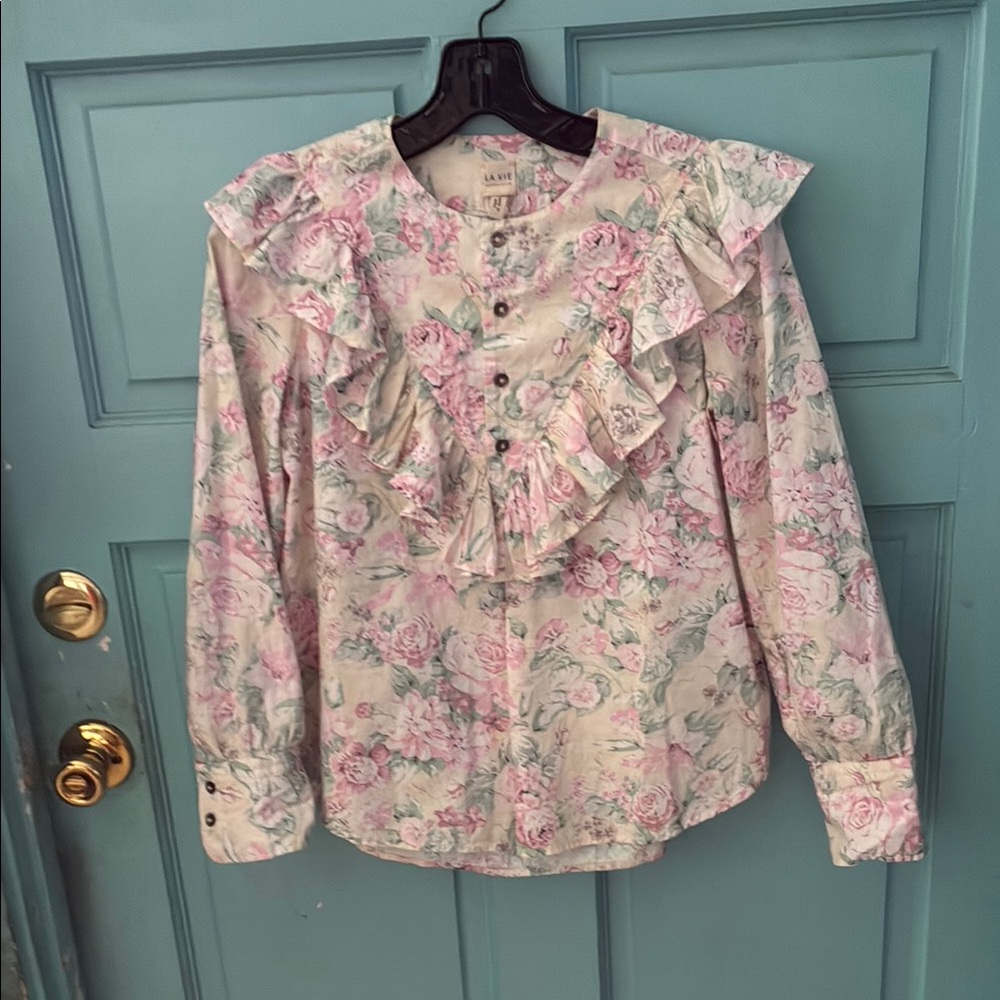 La Vie long sleeve blouse in 100% cotton.Size XS.Feels & looks as if never worn.